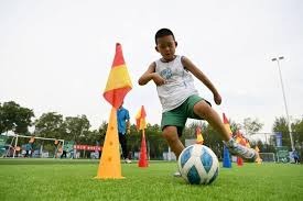 隆重介绍由The Outer Zone研发，11位工作室发行的魂类卡牌构筑游戏——《死亡呼啸》